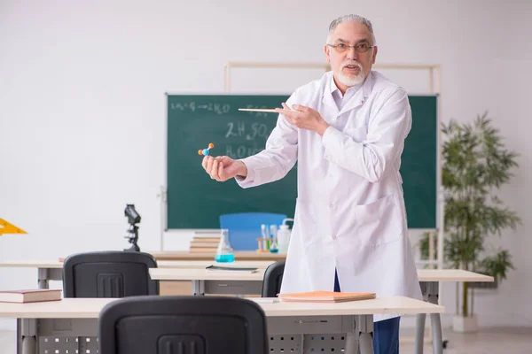 Gamla manliga kemilärare i klassrummet — Stockfoto