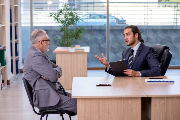 Twee zakenlieden bespreken zakenproject — Stockfoto