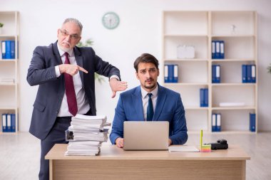 Kabadayılık kavramında yaşlı patron ve genç erkek çalışan