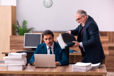 Kabadayılık kavramında yaşlı erkek işveren ve genç erkek asistan