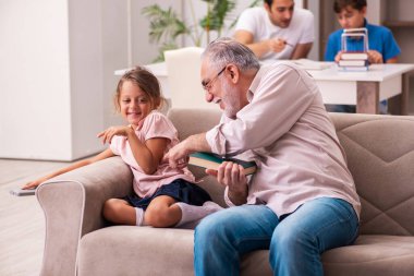 Salgın sırasında evde üç nesil