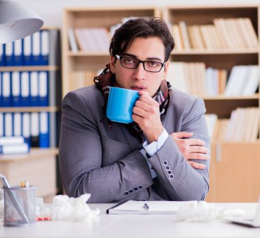 Hasta işadamı, ofiste hastalık yüzünden acı çekiyor.