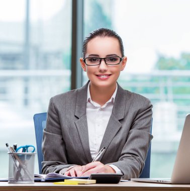 Ofiste çalışan genç asistanı