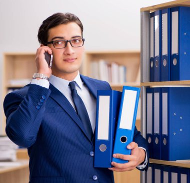 Yakışıklı işadamı üstünde hareket eden telefon konuşma