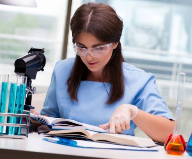 Laboratuvarda çalışan genç kadın