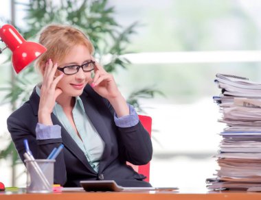 Ofiste çalışan iş kadını.