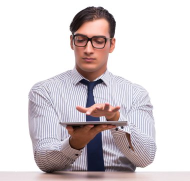 Tablet bilgisayarıyla beyaz izole iş adamı