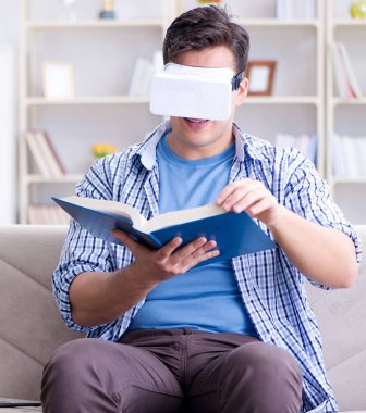 Evde sanal gerçeklik gözlükleriyle serbest çalışan bir öğrenci.