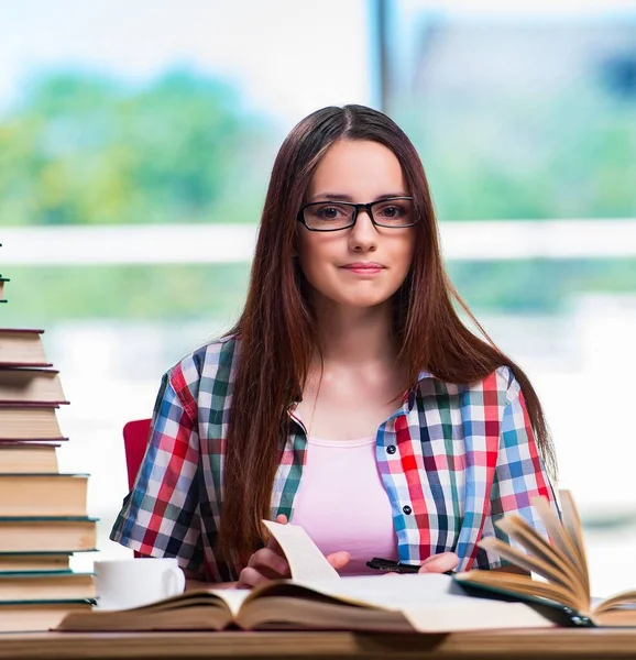 Studente donna che si prepara per gli esami di chimica — Foto Stock