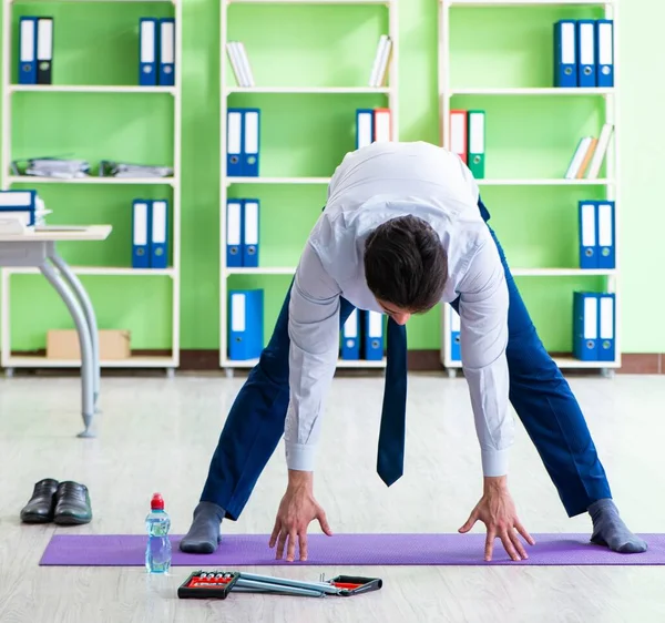 Zaměstnanec dělá cvičení během přestávky v práci — Stock fotografie