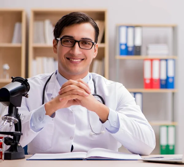 Junge erwachsene Ärztin arbeitet im Krankenhaus — Stockfoto