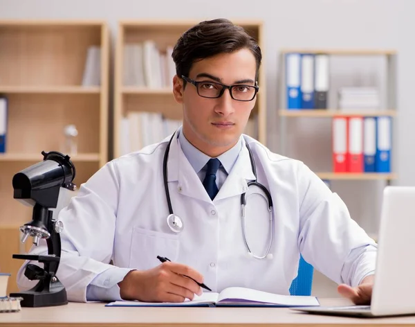 Junge erwachsene Ärztin mit Laptop — Stockfoto