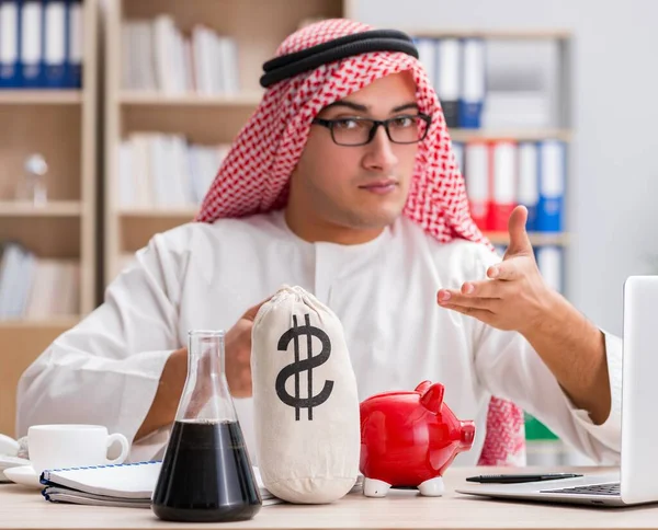 Homme d'affaires arabe travaillant dans le bureau — Photo