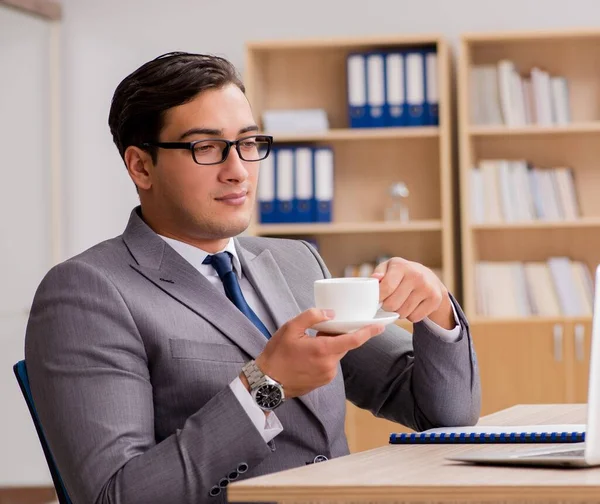 Jeune homme d'affaires beau travaillant sur le bureau — Photo