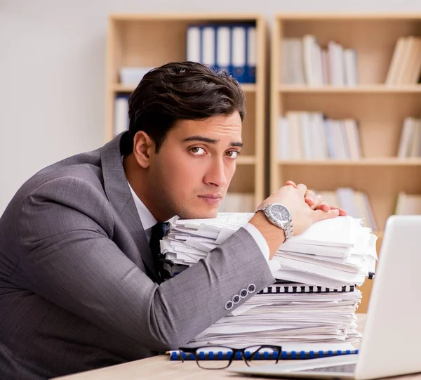 Geschäftsmann sitzt müde im Büro — Stockfoto