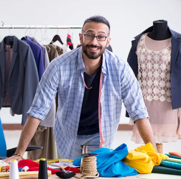 Tailleur masculin travaillant dans l'atelier sur les nouveaux modèles — Photo