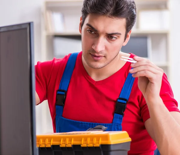 Ingeniero de reparación profesional reparación de televisión rota — Foto de Stock