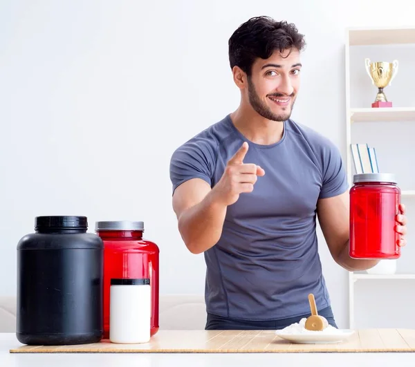 Atleet proeverij nieuwe proteïne supplementen voor betere spieren — Stockfoto