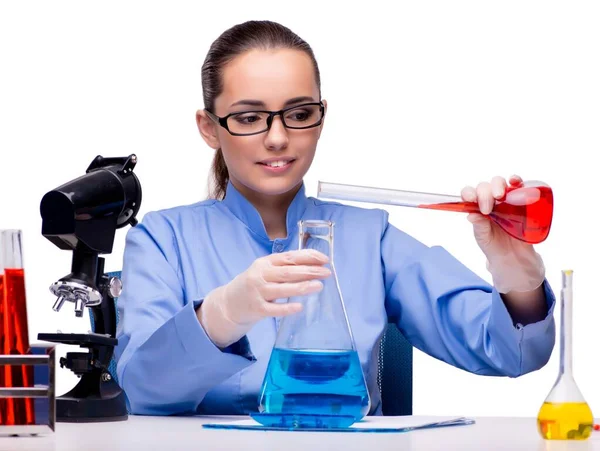 Chimiste de laboratoire travaillant au microscope et aux tubes — Photo