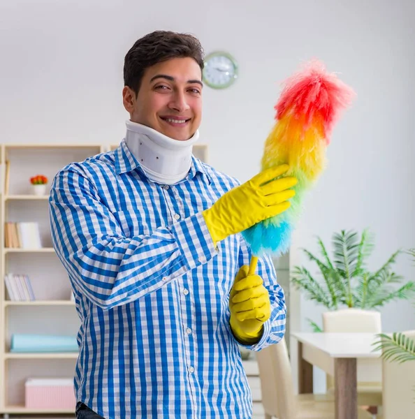 Férfi nyakkal unjury takarítás ház a háztartás koncepció — Stock Fotó