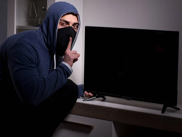 Ladrón ladrón robando tv de casa de apartamento — Foto de Stock