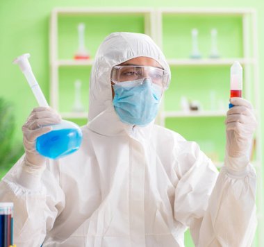 Laboratuvarda yeni bir deney üzerinde çalışan kimyager.