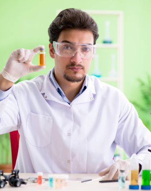 Laboratuvarda çalışan bir kimyager.