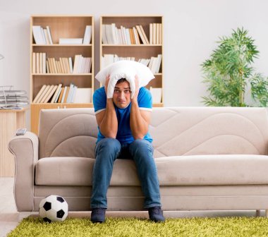 Adam evde futbol izlerken