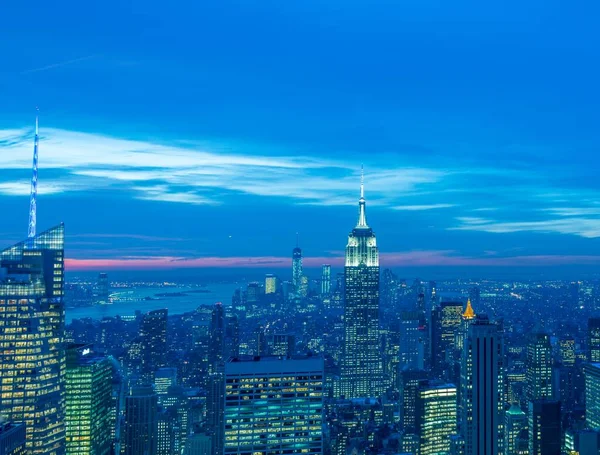 Éjszakai kilátás New York Manhattan naplementekor — Stock Fotó