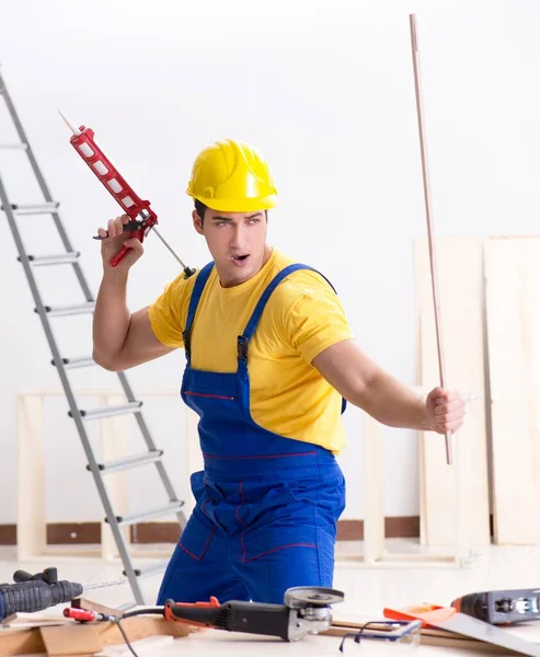 Fußbodenreparateur enttäuscht von seiner Arbeit — Stockfoto