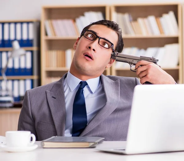 Wütender Geschäftsmann arbeitet im Büro — Stockfoto