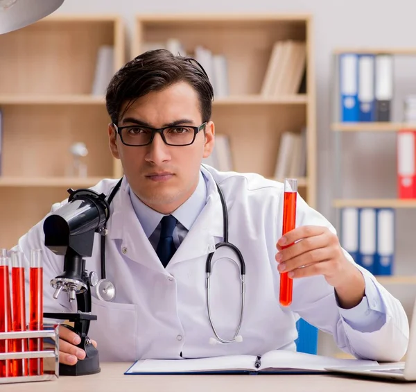 Man doctor working in the lab — Stock Photo, Image