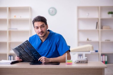 Klinikte çalışan genç bir erkek radyolog.