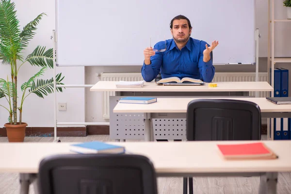 Joven profesor delante de pizarra —  Fotos de Stock