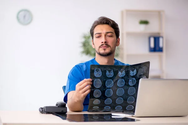 Jovem médico radiologista trabalhando na clínica — Fotografia de Stock