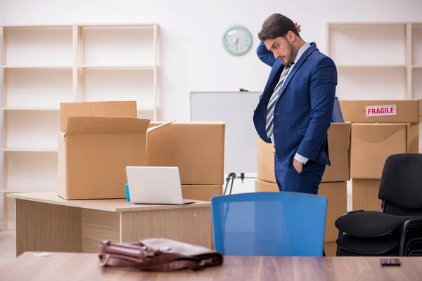 Junge männliche Mitarbeiter im Umzugskonzept — Stockfoto