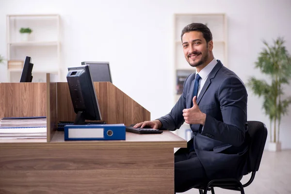 Jonge mannelijke werknemer werkzaam in het kantoor — Stockfoto