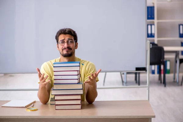 Jeune étudiant se préparant aux examens en classe — Photo