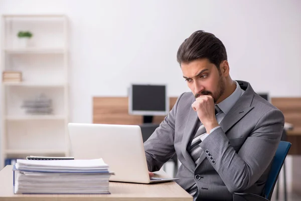 Jeune employé masculin travaillant au bureau — Photo