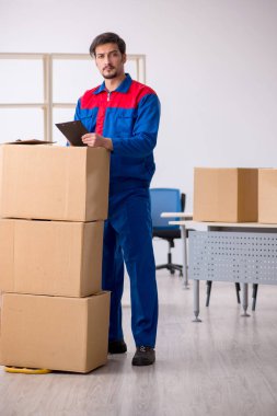 Genç erkek müteahhit iş yerinde hareket konsepti