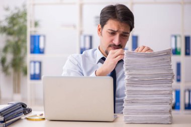 Genç işadamı aşırı çalışmaktan memnun değil.