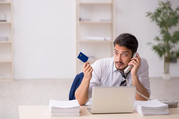 Jovem funcionário masculino infeliz com excesso de trabalho no escritório — Fotografia de Stock