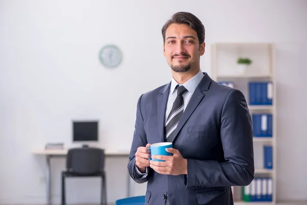 Jeune employé masculin buvant du café pendant la pause — Photo