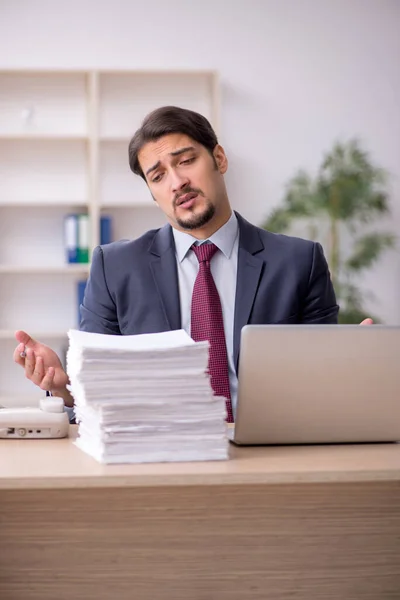 Jeune employé masculin travaillant au bureau — Photo