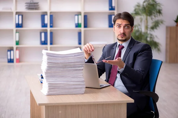 Junge männliche Angestellte im Büro — Stockfoto