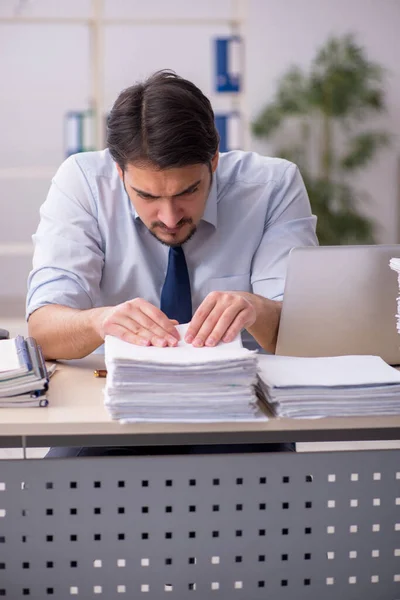 Ung affärsman anställd missnöjd med överdrivet arbete i — Stockfoto