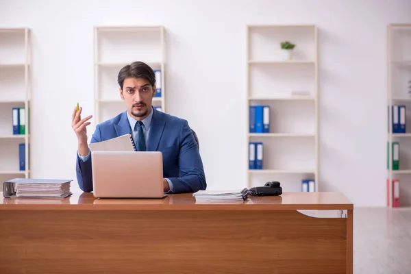 Jeune homme d'affaires employé travaillant dans le bureau — Photo