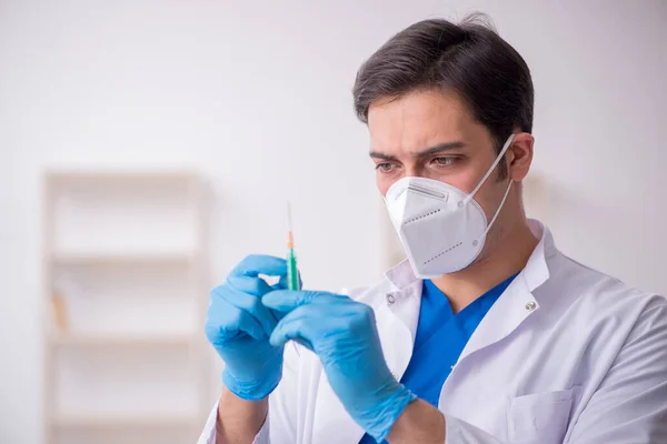 Jeune homme médecin dans le concept de vaccination — Photo