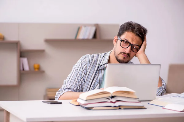 Giovane studente maschio preparazione per gli esami a casa — Foto Stock