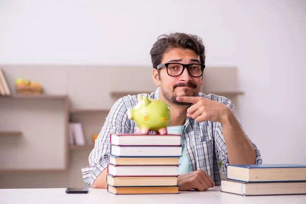 Joven estudiante masculino preparándose para los exámenes en casa —  Fotos de Stock